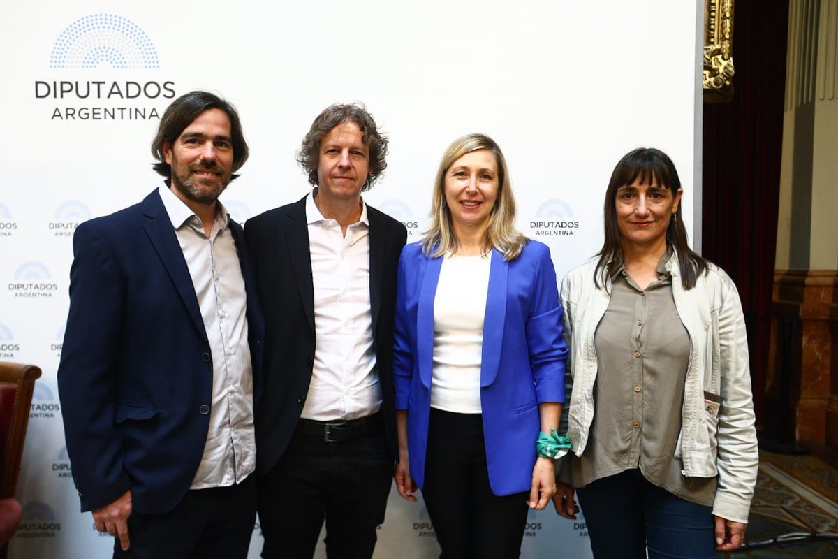 Fte_Izquierda's tweet photo. 🔴 ¡NUEVA BANCA DEL FRENTE DE IZQUIERDA!

En minutos asume como Diputado Nacional @chipicastillo, docente universitario y dirigente nacional del @ptsarg, conquistando la quinta banca del FIT Unidad. 

Un nuevo puesto de lucha para fortalecer las peleas del pueblo trabajador ✊🏼🚩 https://t.co/Spl6XbnLU0