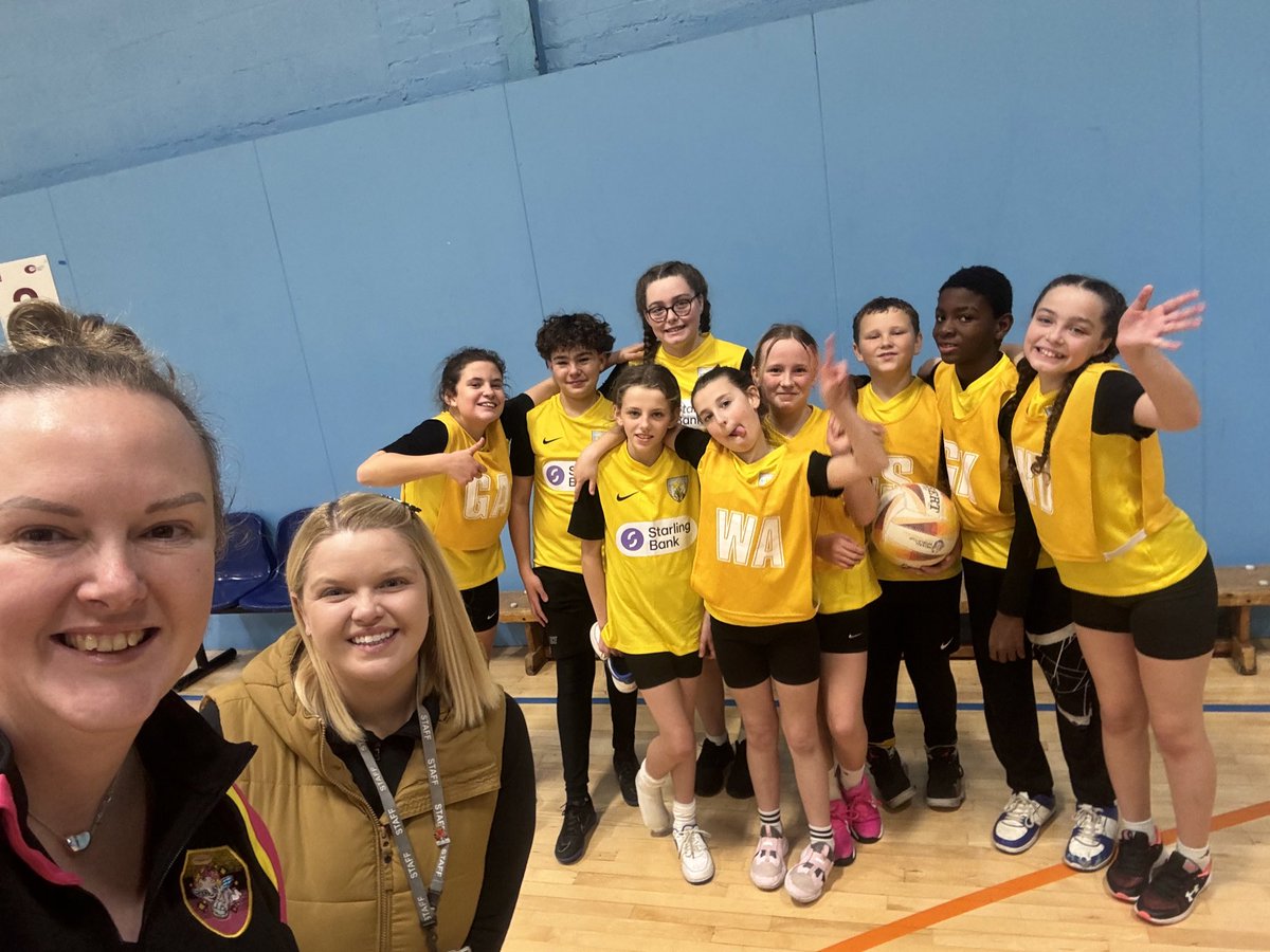 Da iawn i’r tîm pêl-rwyd cymysg – perfformiad gwych sy’n  gweld ni yn y 4 olaf o 24 tîm.Hynod o falch 🙌🏻💪🏻👏🏻⛹️‍♀️⛹️ <a href="/YsgolPenyPil/">Ysgol Pen y Pîl</a>  @MrBridsonPYP