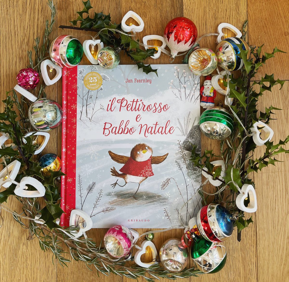 At the end of a tough couple of weeks, I’m so glad to see my little brown bird spreading his message of kindness and generosity in this beautiful Italian 25th anniversary edition. Published by Gribaudo and <a href="/NosyCrow/">Nosy Crow</a> ❤️ Ciao, Bello! 🥰🎅🏼🎄❤️