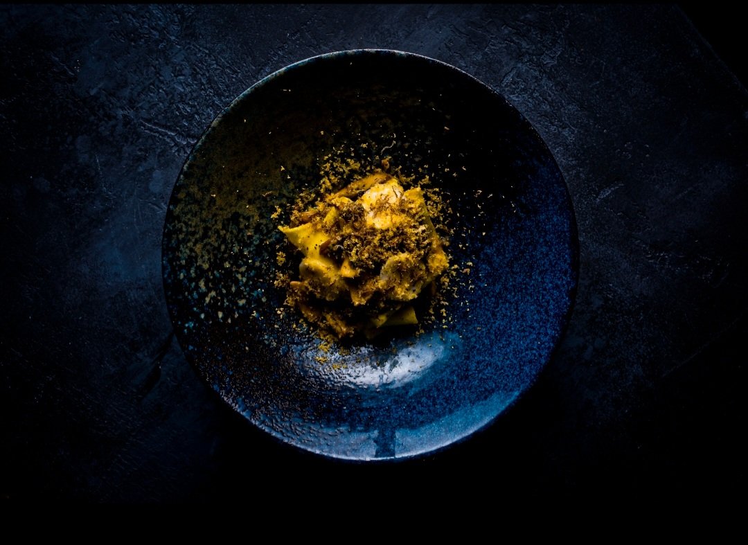 PlasDinas's tweet photo. Open ravioli of Waenfawr mushrooms, Welsh black truffle, grated cured egg yolk, pickled turnip, parmesan

#chefs #michelineguide #seasonalproduce #foodie #wales #TheGunroomRestaurant #gastronomy #NorthWales #visitwales https://t.co/SgrGqnoBKA