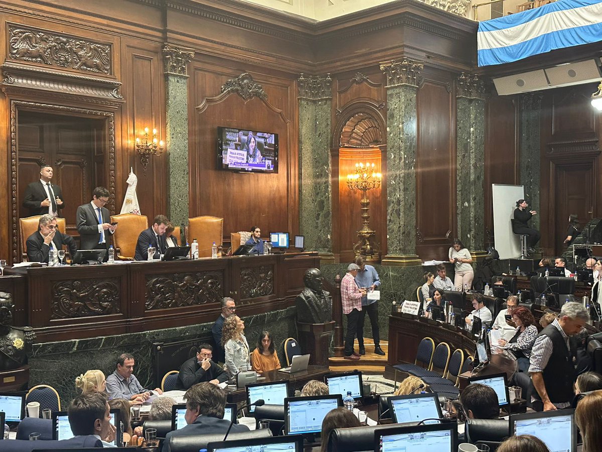Hace minutos <a href="/LegisCABA/">Legislatura CABA</a> adoptó, con 59 votos a favor y 1 abstención, la Declaración sobre el repudio a las acciones de la República de Azerbaiyán en relación a #NagornoKarabaj. 
(1/4)