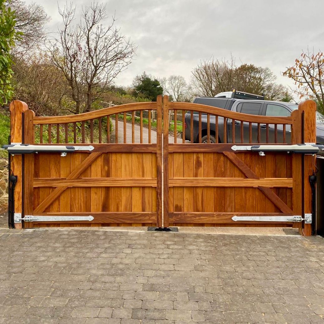 GibidiUk's tweet photo. This stunning new swing gate install by Fred Burridge makes the most of the GIBIDI SERRA 320 24Vdc, Electromechanical Double Kit. The install included thin safety edges, custom brackets &amp; the enclosure all from the GIBIDI UK website.   

SERRA 320 Kits >> https://t.co/RrZMgaEQOu https://t.co/50eCld7QbH