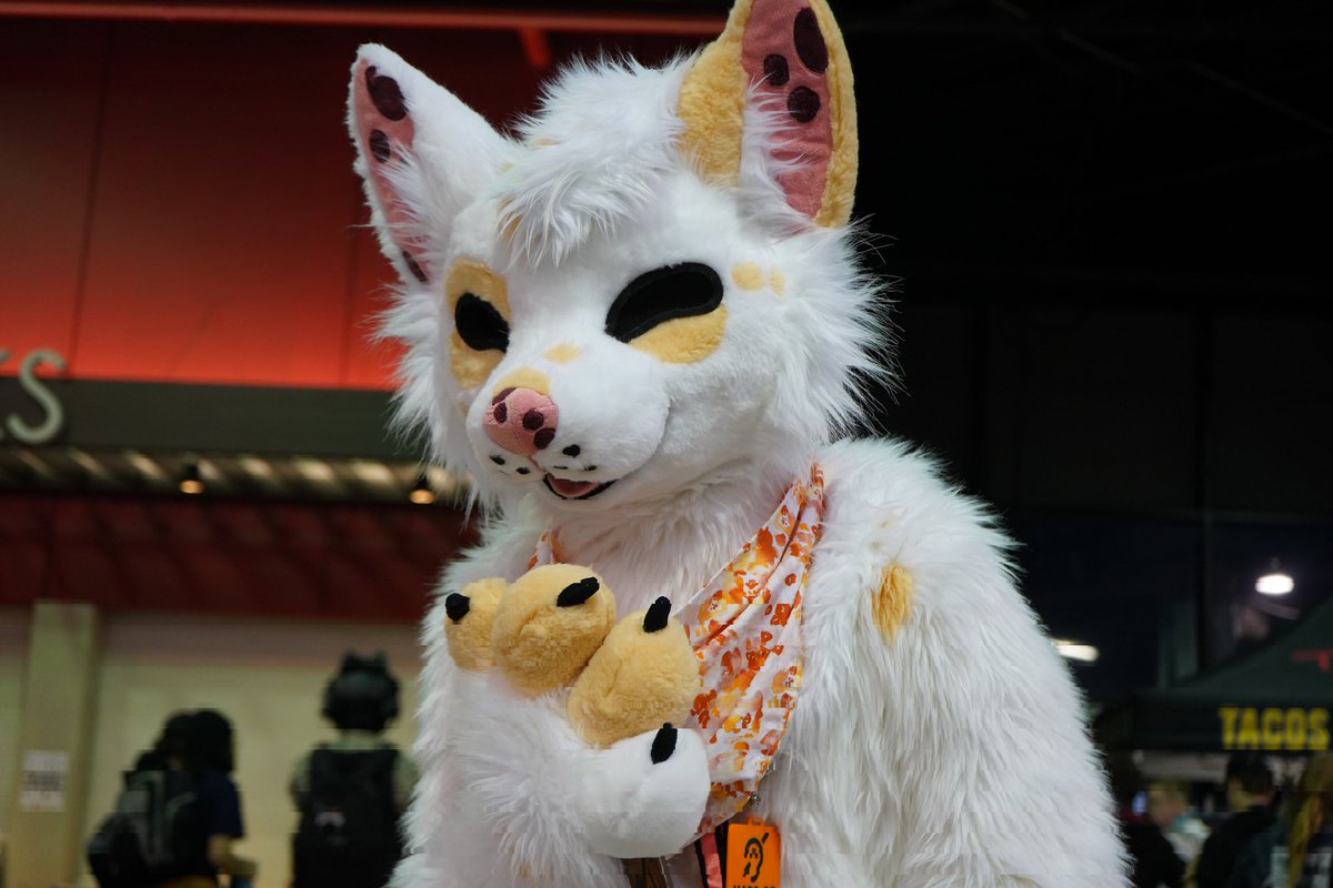 MFF2023 was an absolute blast. It was the first time actually walking around in fullsuit

Thanks to everyone who came and said hi! I can't wait for next year!

Now I just need to figure out how to clean it

🪡 <a href="/ScarletWingsFS/">Scarlet Wings Fursuits</a>
📸 <a href="/marshislive/">marsh 🔜 FWA</a>