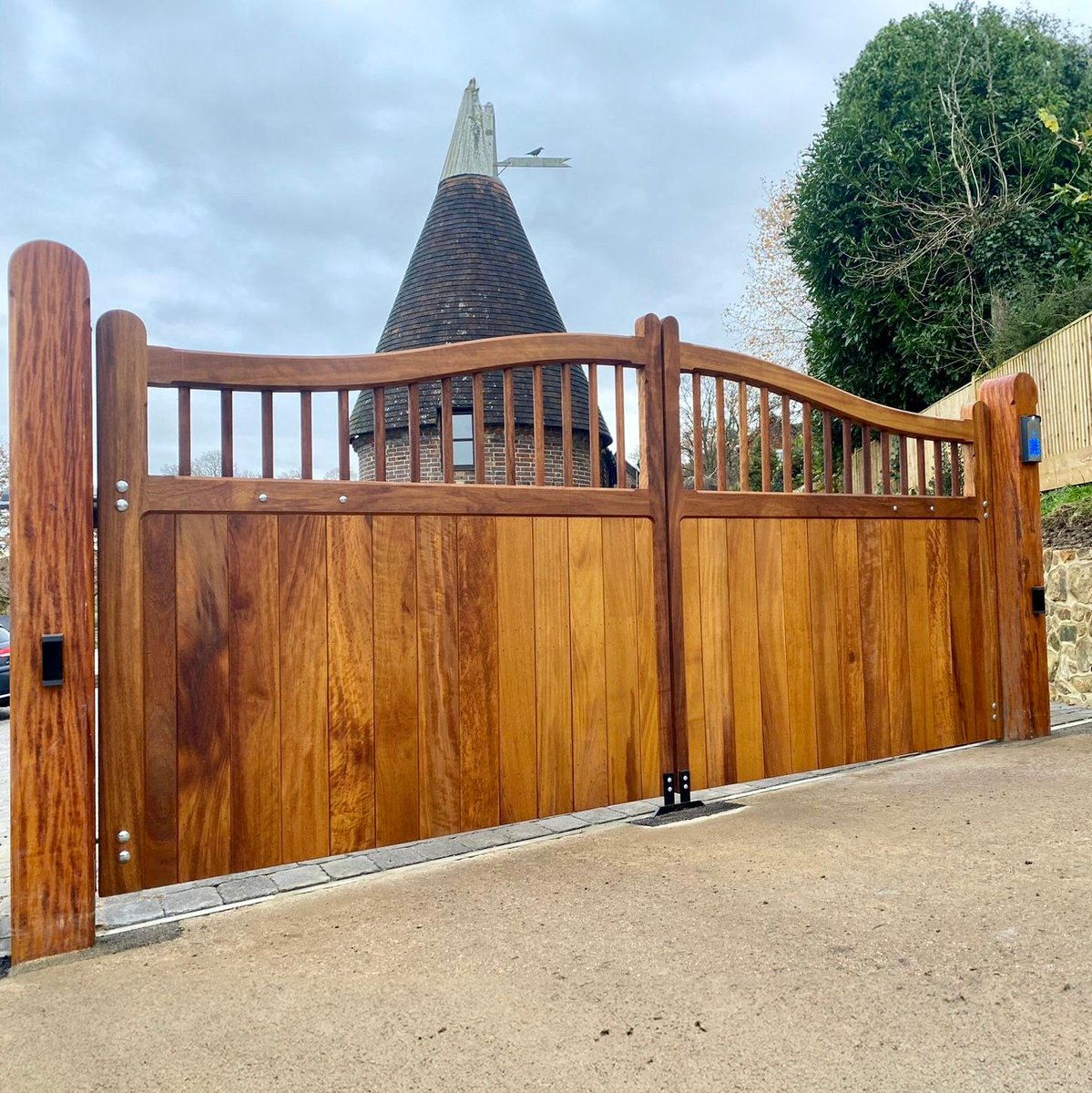 This stunning new swing gate install by Fred Burridge makes the most of the GIBIDI SERRA 320 24Vdc, Electromechanical Double Kit. The install included thin safety edges, custom brackets &amp; the enclosure all from the GIBIDI UK website.   

SERRA 320 Kits >> buff.ly/46PL2BY