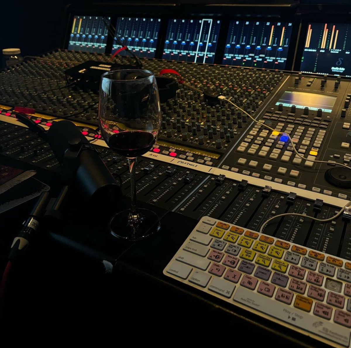 ariana borracha haciendo ag7 se viene el mejor album de todos