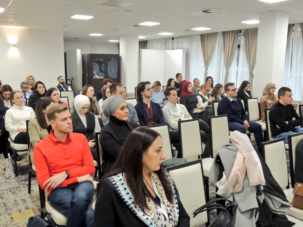 BunozaDavor's tweet photo. S uvaženim kolegama, praktičarima i eminentnim stručnjacima danas u #Sarajevo o posebnoj temi iz spektra ljudskih prava; pravu na slobodu vjere ili uvjerenja kao individualnog prava. Hvala na pozivu studentima Pravnog fakulteta Univerziteta u Sarajevu i #OESS da govorim na panelu https://t.co/Vgtugt847v