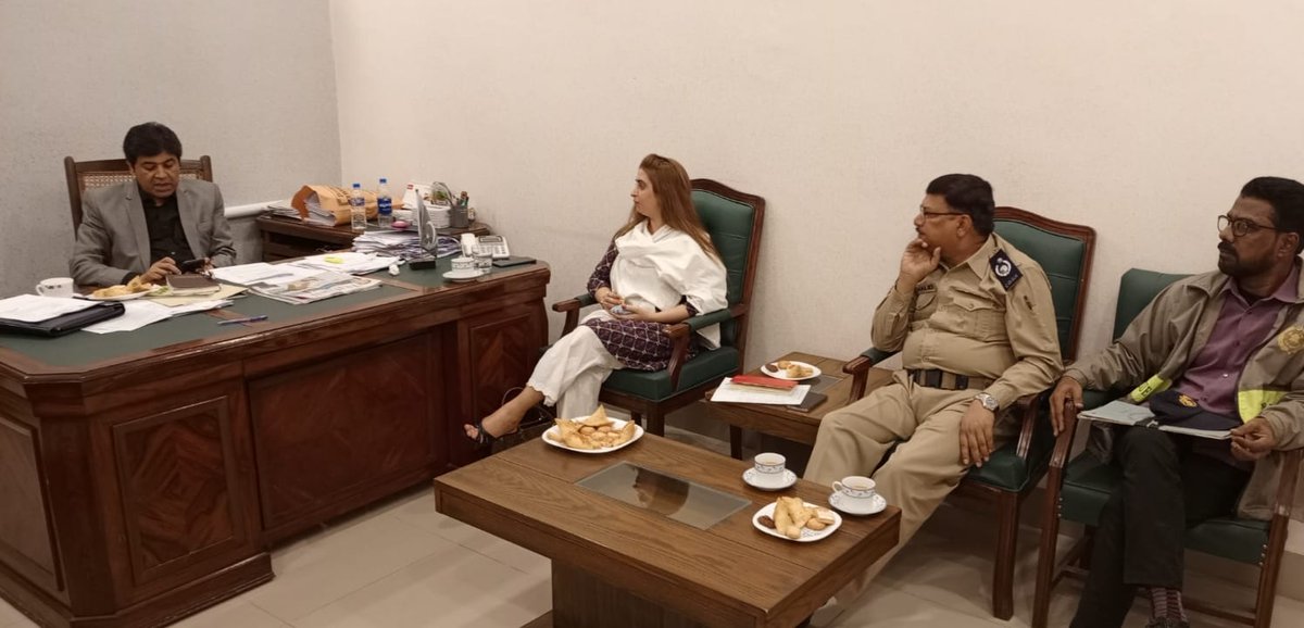DCKarachiEast9's tweet photo. The meeting was held at AC Jamshed and AC Gulshan offices to discuss fire safety audits and surveys with relevant stakeholders, aiming to enhance safety measures.
#AssistantCommissioner #DCEast #firesafety #Audit https://t.co/IICL1ipHFW