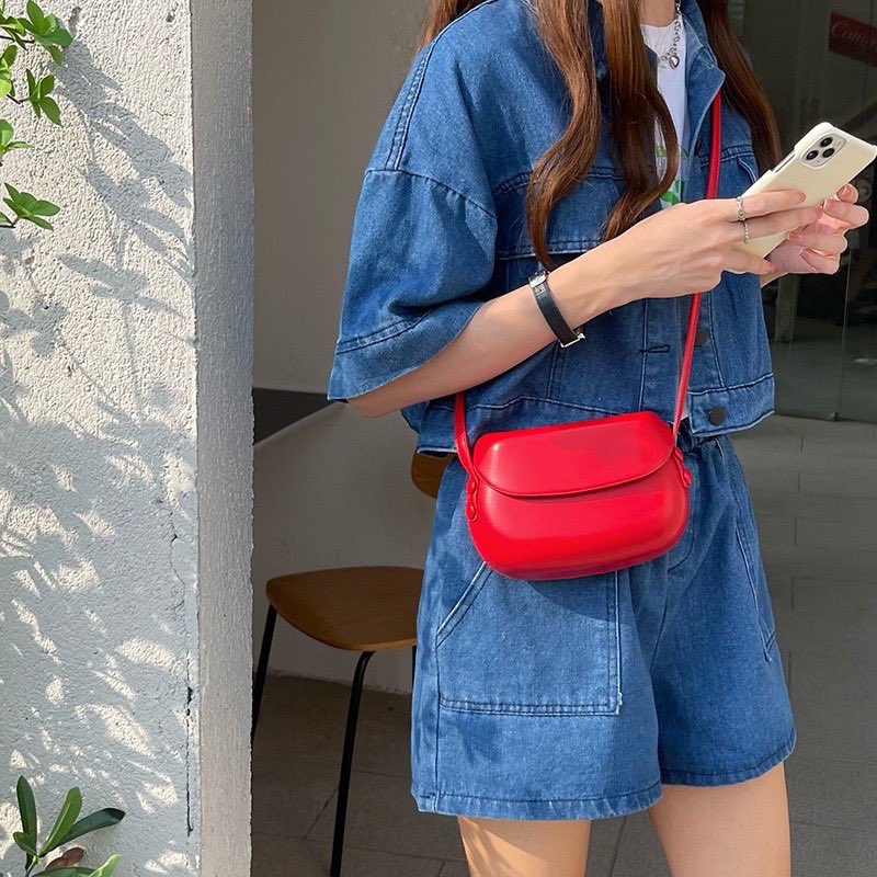 mundeeeeeeeeeee's tweet photo. ป้ายยา กระเป๋าวินเทจเกาหลี สุดมินิมอลลล 🫶🏻ใส่มือถือ 15 Pro ได้ กระเป๋าไม่ได้กระโหลกกะลา หนังดี แข็งมาก สีสดทุกสี หนังเงา แบบดูแพงเว่ออ ไปตำาาา
มีสี แดง/น้ำตาล/เขียว/ขาว/ดำ/ฟ้า/ม่วง/เหลือง
พิกัด : https://t.co/LgciKafD9C

#ป้ายยา #กระเป๋าสะพายมินิมอล #127มา���ล้วคับจารย์ https://t.co/GJxCnYsp1a