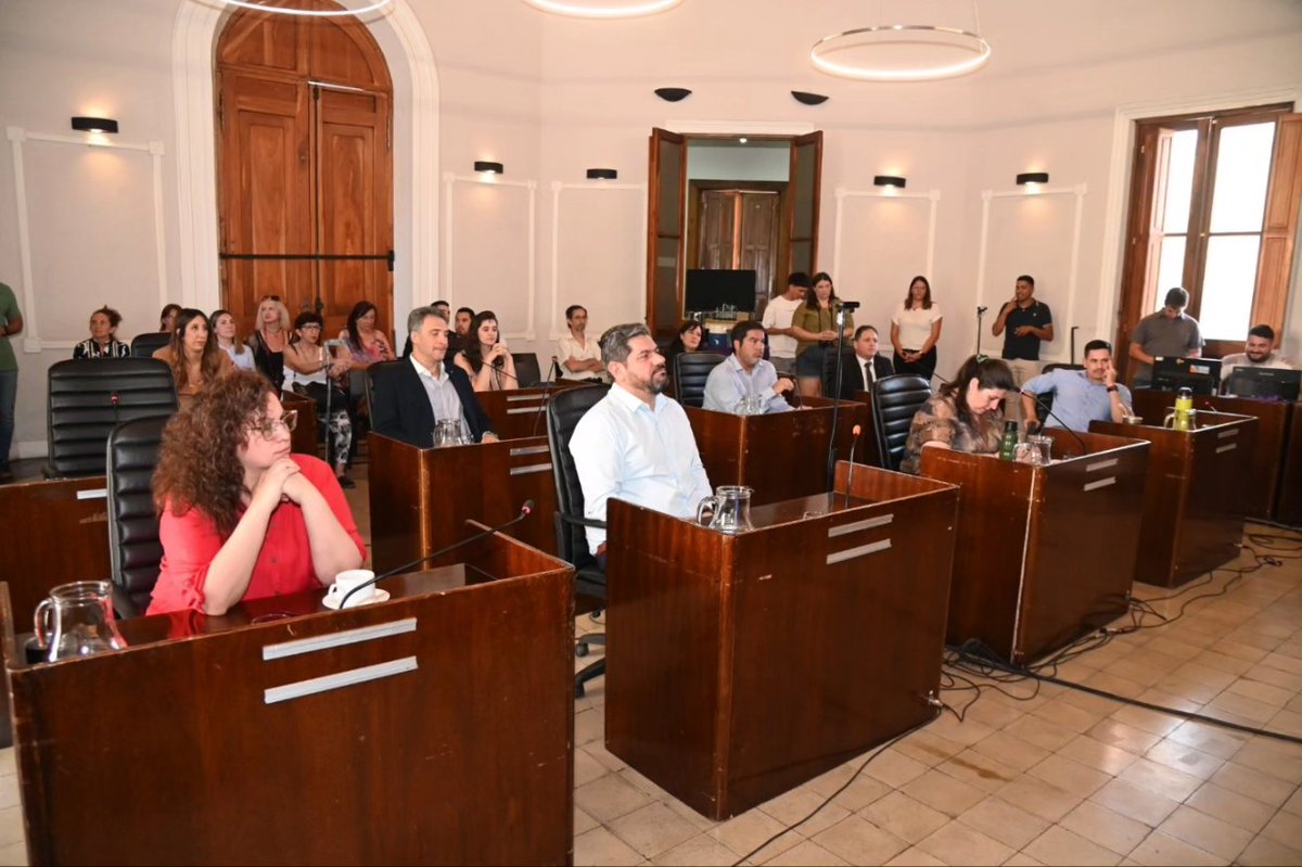 LaMarceF1's tweet photo. 🤚🏻 Asumo el compromiso de presidir el #HCDGC 🏛️
🤝 Gracias a mis pares por confiarme esta tarea, desde mi lugar seguiré trabajando para los vecinos y vecinas de nuestro Departamento. Como presidenta, acompañaré las transformaciones que liderará @diegocostarelli. https://t.co/vmAg0W2Zo8
