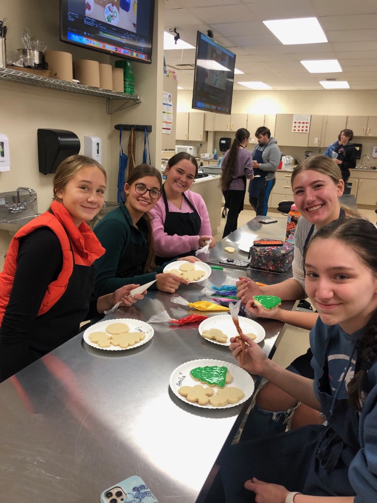 GivingTreeHSSD's tweet image. Thank you @BayPortHS 's Culinary Arts class for baking the most  beautiful and delicious Holiday cookies for our Holiday Store and pantry volunteers!!  The students did an amazing job and we are so grateful for the partnership we have with you!
@HSSD
