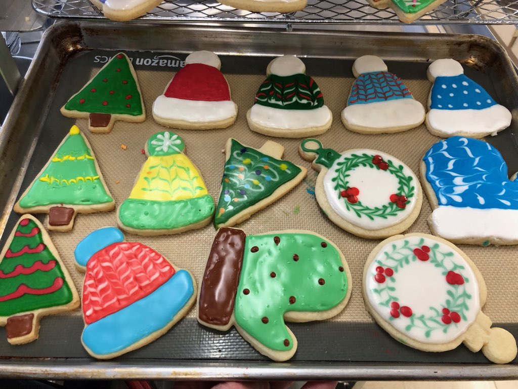 GivingTreeHSSD's tweet image. Thank you @BayPortHS 's Culinary Arts class for baking the most  beautiful and delicious Holiday cookies for our Holiday Store and pantry volunteers!!  The students did an amazing job and we are so grateful for the partnership we have with you!
@HSSD
