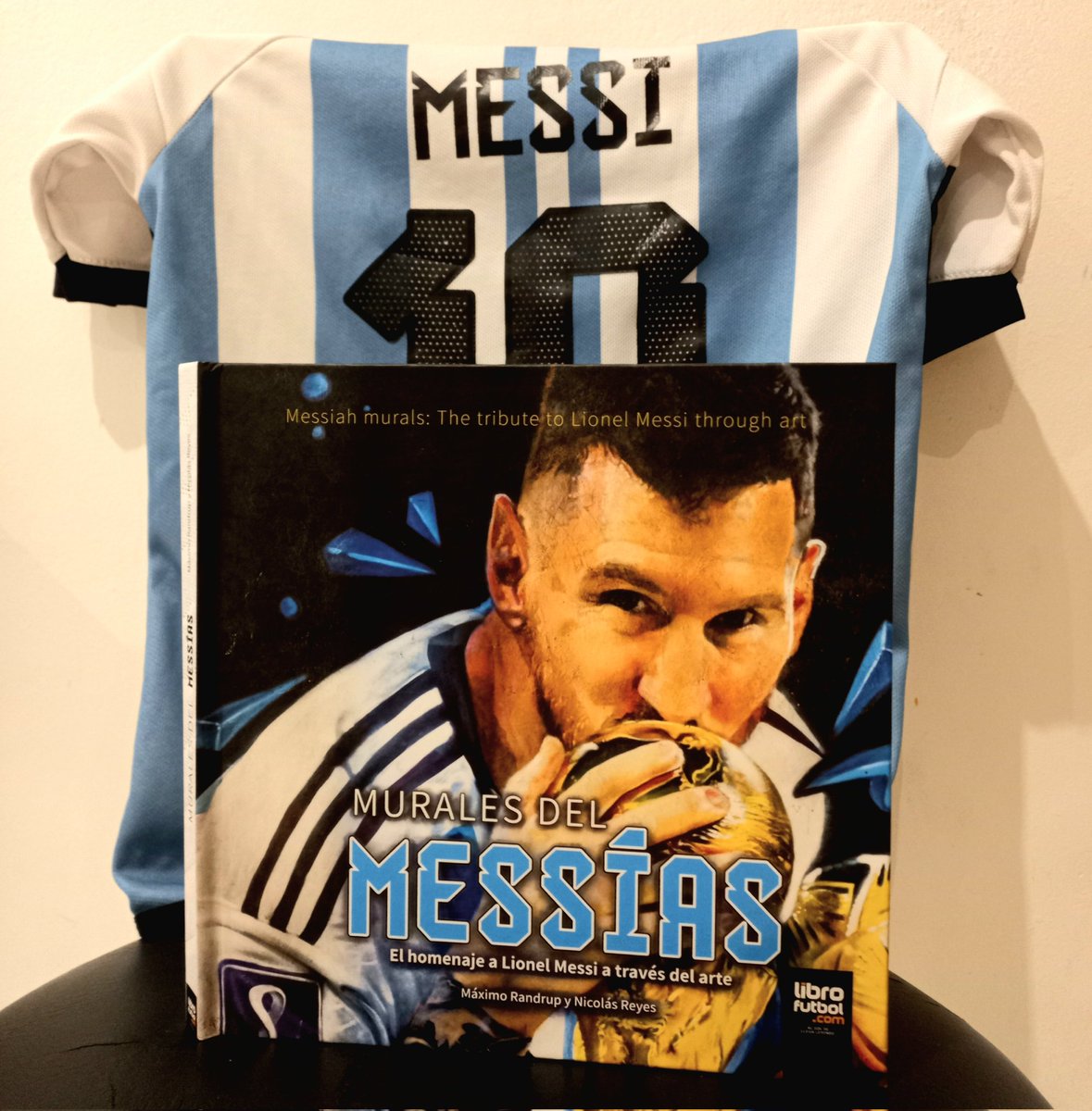 ¡Casi 300 murales de #Messi en todo el planeta! 🌎

Compralo en la librería de @LIBRO_FUTBOL: Av. Libertador, 6898 (Buenos Aires).

O desde la web (envíos a todo el mundo): librofutbol.com.ar/product-page/m…

#lionelmessi #messi10 #Messi𓃵 #seleccionargentina @MaxoRandrup @nicosampler