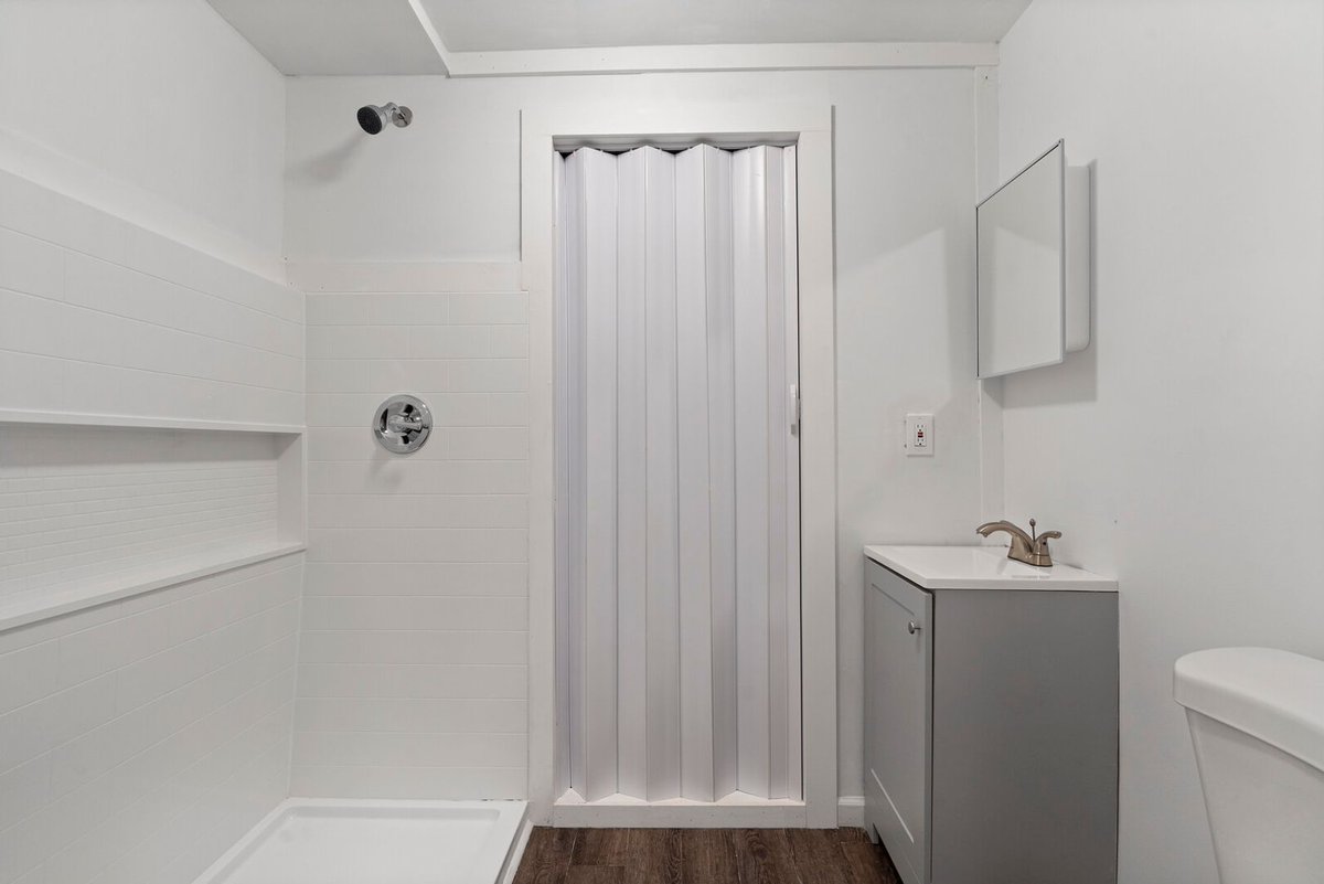 615pig's tweet photo. New price! Check out this @615pig rental property. 1709 Golf Club Dr. #D Old Hickory, TN 37138. Studio / 1 BA / 500 SqFt / $800/per month. Adorable studio apartment move-in ready! Close to everything in Old Hickory. Do not miss this one! #nashville #TN https://t.co/8EV73YSvBR https://t.co/lQ2CzCkfrR