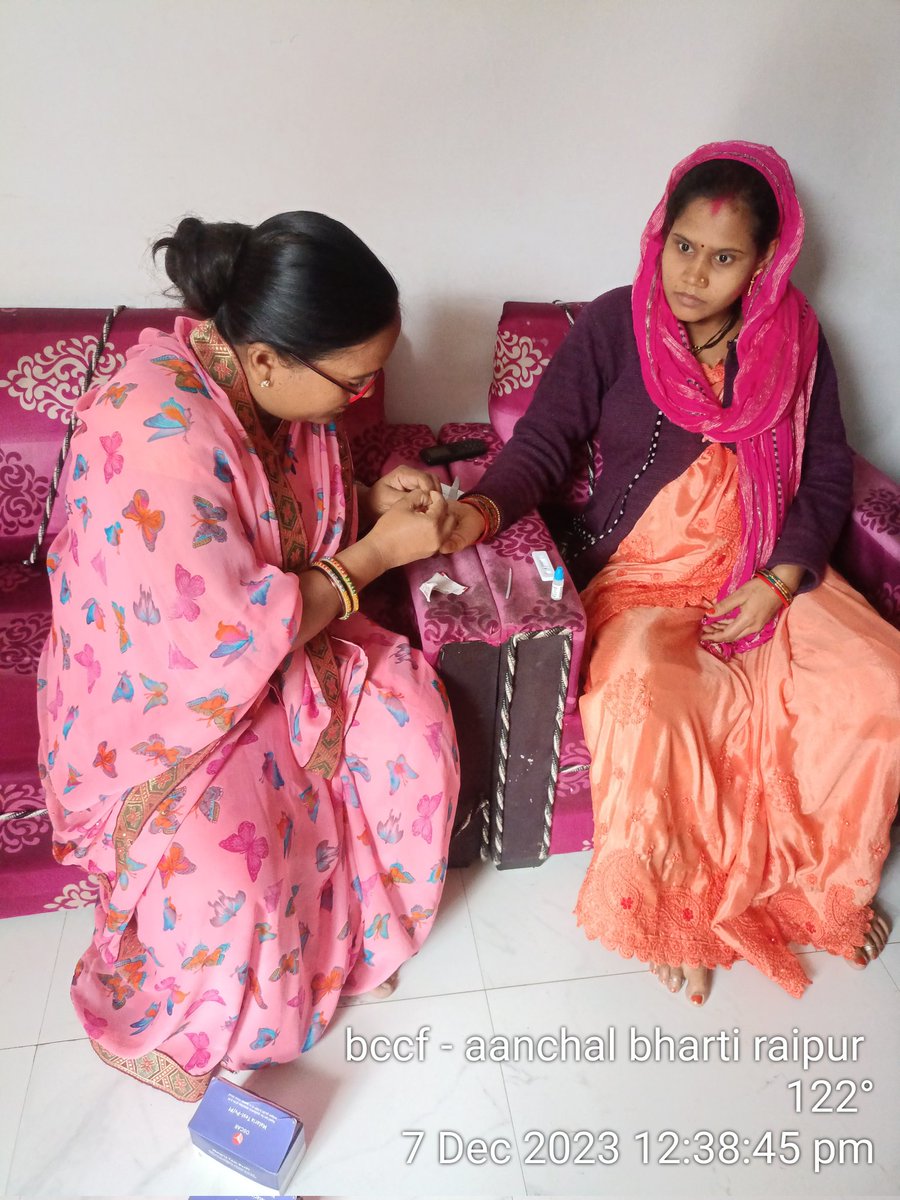 MistyBharti's tweet photo. एंबेड प्रोजेक्ट फैमिली हेल्थ इंडिया टीम रायपुर चौपाल में डेंगू मलेरिया की जानकारी के साथ ही गर्भवती व बुखार मारिज का मलेरिया टेस्ट किया मितानिन के साथ @Avdheshsingh_ @RaipurDistrict @sksomya @rajesh_amh #Embed2EndDengu #Embed2EndMalaria #DengueFreeImdia https://t.co/NFGgnVqcpy