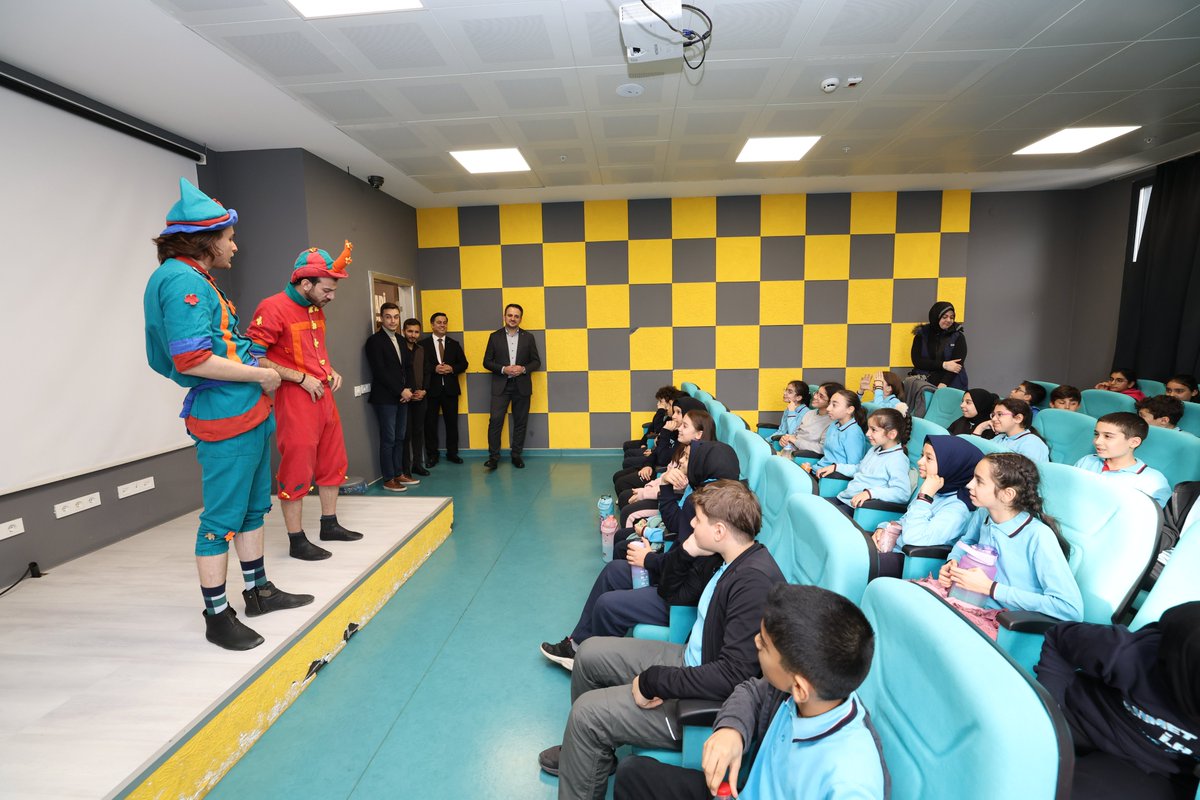 GSB_Manisa's tweet photo. Gençlik ve Spor Bakan Yardımcımız Sayın Dr. Enes Eminoğlu, 75. Yıl Gençlik Merkezimizi ziyaret ederek burada kurslara katılan gençlerimiz ve sporcularımızla bir araya geldi. https://t.co/HZpnPiFR6k