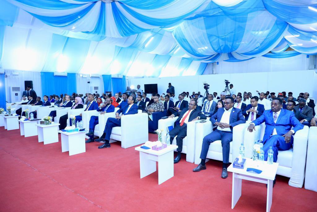 1/2 Prime Minister H.E. @HamzaAbdiBarre, officially concluded the #InternationalCivilAviationDay event. He expressed gratitude to the leadership of the #SCAA staff for their efforts in advancing our nation's aviation sector—a key driver for Somalia's economic resurgence.
