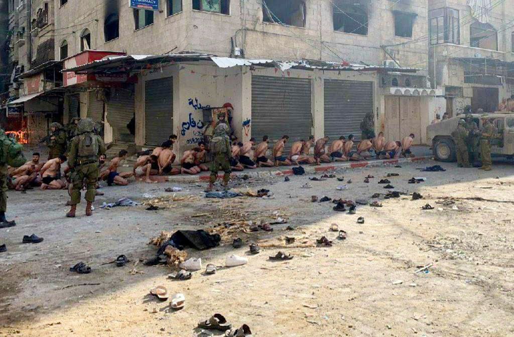 mog_china's tweet image. 🔴 سكان غزة الذين يعانون من الجوع بسبب الحصار الإسرائيلي ينتظرون أمام مقر الأمم المتحدة في القطاع.
 وفي الوقت نفسه، يقوم جيش الدفاع الإسرائيلي باعتقال الفلسطينيين بشكل همجي.