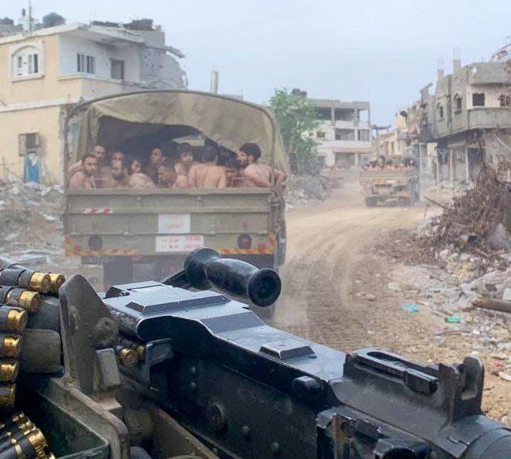 mog_china's tweet image. 🔴 سكان غزة الذين يعانون من الجوع بسبب الحصار الإسرائيلي ينتظرون أمام مقر الأمم المتحدة في القطاع.
 وفي الوقت نفسه، يقوم جيش الدفاع الإسرائيلي باعتقال الفلسطينيين بشكل همجي.