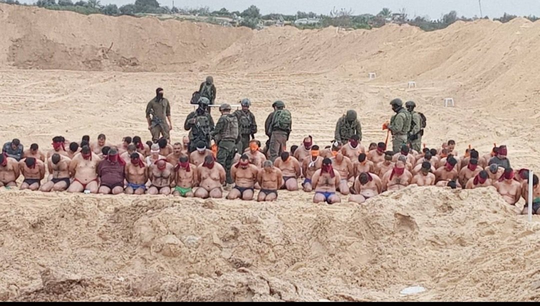 ADM_Action's tweet photo. 🔴L'armée israélienne a arrêté massivement des civils qui faisaient partie des réfugiés dans une école de l'ONU à Beit Lahya, les obligeant à se déshabille. Ils subissent un traitement humiliant et dégradant, ils ont été dénudés, les yeux bandés, assis les uns derrière les autres, emmenés dans une zone déserte. Nous craignons qu'ils soient exécutés. Un journaliste de @AJArabic fait partie des victimes. 
C'est un crime de guerre. 

Nous demandons une intervention urgente à @StateDept @SecBlinken @POTUS pour protéger les civils à Gaza. 

Cette sale guerre doit cesser, les autorités israéliennes ne respectent pas le droit à la vie, piétinent le droit humanitaire et international, et la population est affamée et torturée. Nous exigeons une enquête de @UNHumanRights 

@EmmanuelMacron @MofaQatar_FR @MfaEgypt @KingAbdullahII @sanchezcastejon @hadjalahbib 
@JosepBorrellF @DrTedros @antonioguterres 
@FranceskAlbs @CraigMokhiber 
@amnestyusa @alhaq_org 
@theCCR
