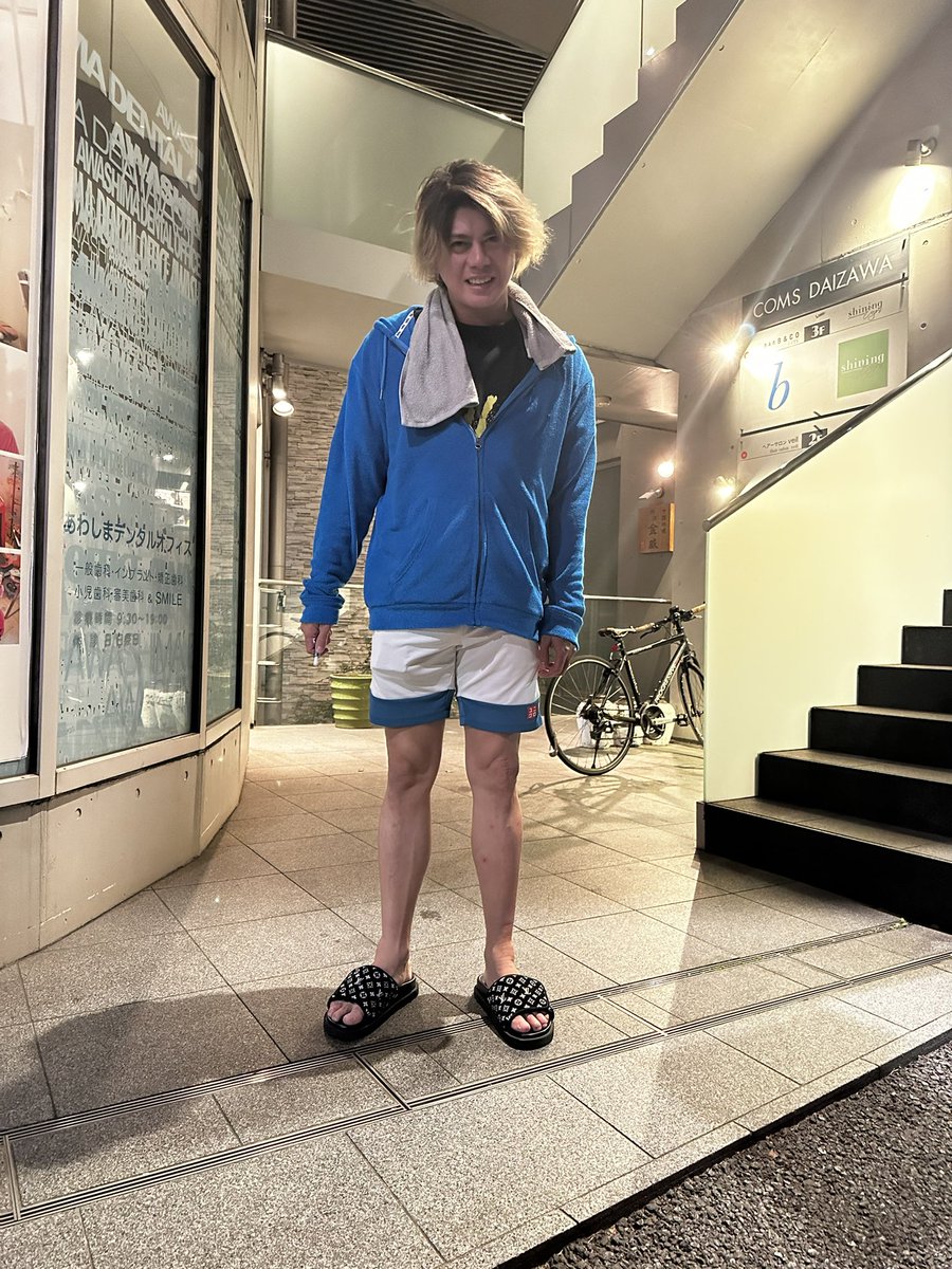 shinahiro426's tweet photo. 久々に
雄輔と成宮くんと飲んだ。何年経っても０秒であの頃の感じに戻れる関係。

そしたら偶然に山田親太郎が現れた。

ヤバっ

なんかヤバっ。

都内でこの格好ヤバっ

いや〜笑ったぁ。

3人キャップにメガネ。
俺だけ老眼鏡
#ドロップ
#漫才ギャング
#成宮寛貴
#上地雄輔
#山田親太朗 https://t.co/faBsXhPqUu