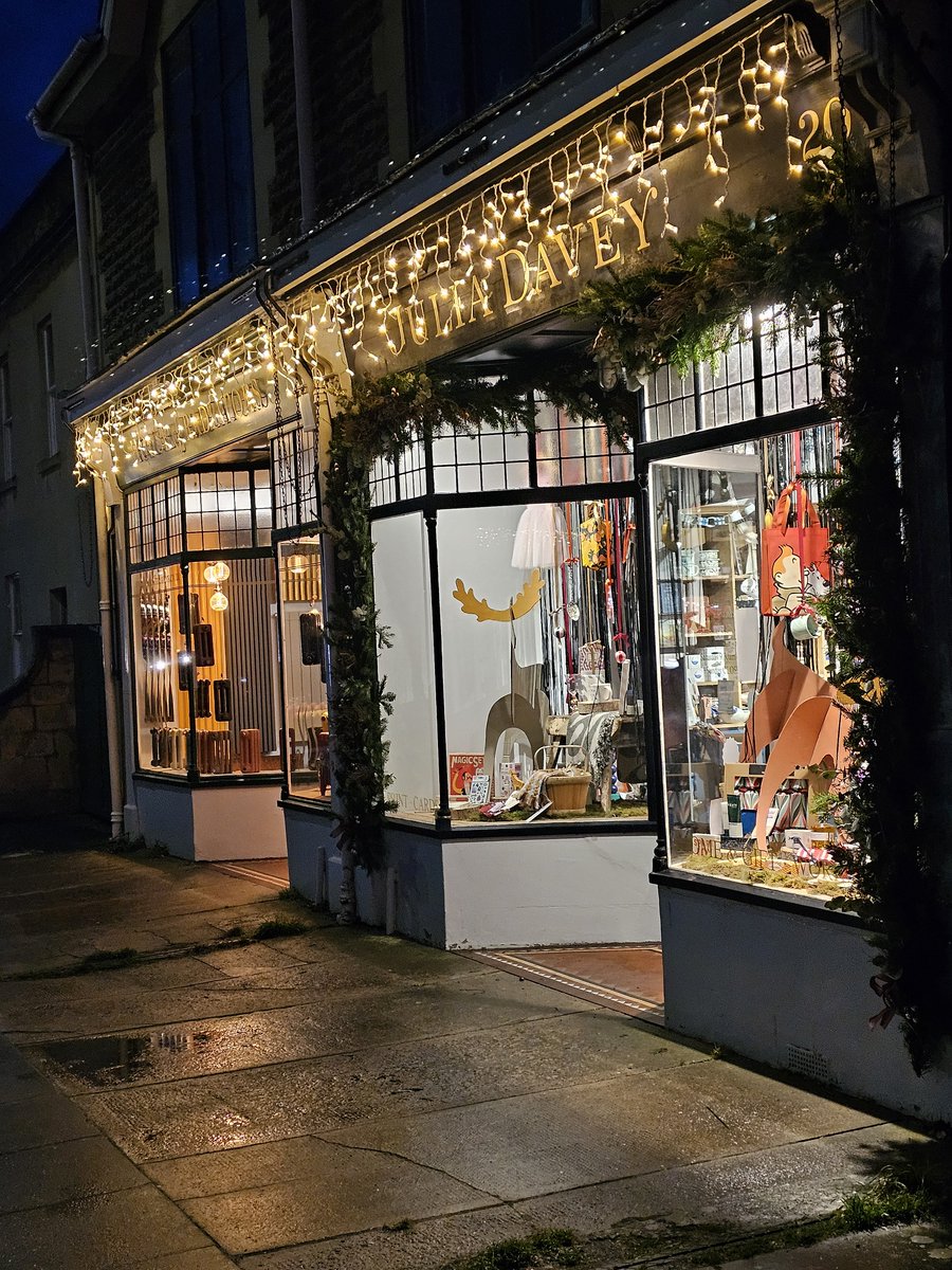 Bath Voice News: Bear Flat is lit up for Christmas thanks to the traders, councillors and the Bear Flat Association highlighting Bath's unique shopping centre. bathvoice.co.uk/2023/12/07/bat…