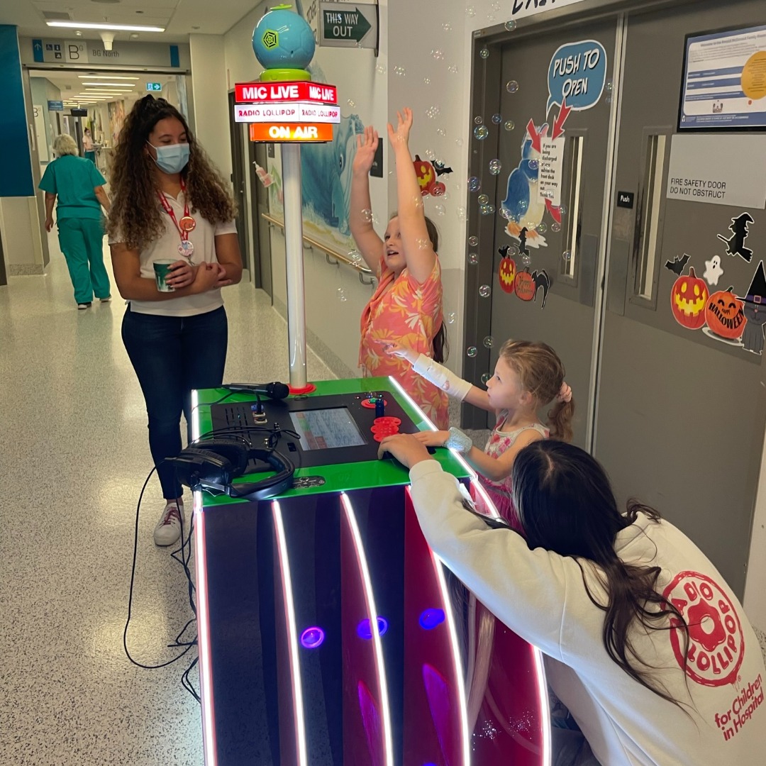 ✨ Huge credit to Radio Lollipop Southampton who are looking to transform the hospital experience for our young patients 🏥 🎈 🚀 The volunteer-run station has launched a £6,000 fundraising drive for the 'LolliTrollie', a fun multi-sensory trolley. 🔗 justgiving.com/page/radio-lol…