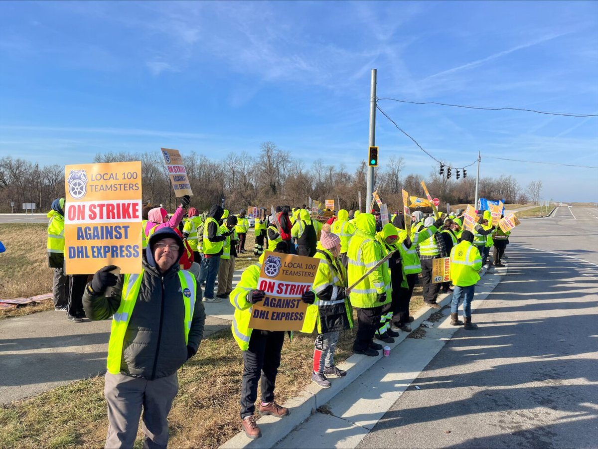 Teamsters's tweet photo. 🚨STRIKE ALERT🚨
#Teamsters Strike DHL Over Unfair Labor Practices, Stalled Contract Negotiations!✊ 

More than 1,100 DHL Express Teamsters at Cincinnati/Northern Kentucky Int'l Airport (CVG) are on #strike to protest unfair labor practices and demand a fair contract. #1u🧵 https://t.co/AFgWQowTfB