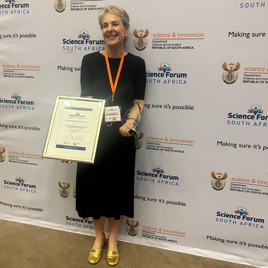 Dr Heide Hackmann, Director of Future Africa at UP, wins the Science Diplomacy Award at the 2023 SA Science Forum! Congratulations on this well-deserved achievement! Award presented by Minister Blade Nzimande, Department of Science and Innovation (DSI). #ProudlyUP