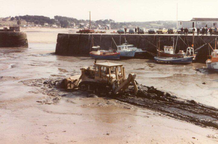 FinningNews's tweet photo. #ThrowbackThursday to 1983 in Padstow Harbour when this Cat® D9H made its way into the harbour for the first time to clear out mud. What a project and what a machine!

#TogetherForGenerations #TBT #Caterpillar #Dozer #CatD9H https://t.co/crKv0Vlpa4