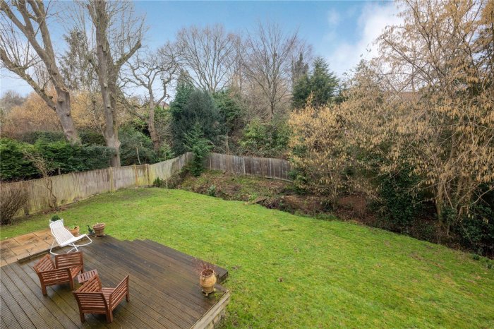 JacksonStopsTW's tweet photo. A beautifully presented detached four bedroom #familyhouse #forsale  sitting in the centre of its own plot in a highly sought after area in Forest Row nr. #TunbridgeWells #Kent https://t.co/62XGcsdC7s https://t.co/tzfvZ0wONy