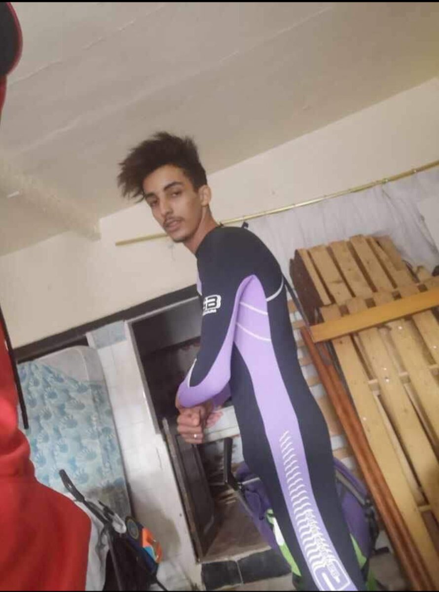 NadorAmdh's tweet photo. 2 agents de la guardia civile de Melilla cagoulés et à bord d'un zodiac percutent en mer le jeune Zakaria et cause sa mort au lieu de le sauver.
Pour que le crime soit parfait, on refuse à la famille son droit d'avoir une copie du rapport d'autopsie. https://t.co/lUwE7uDXuK