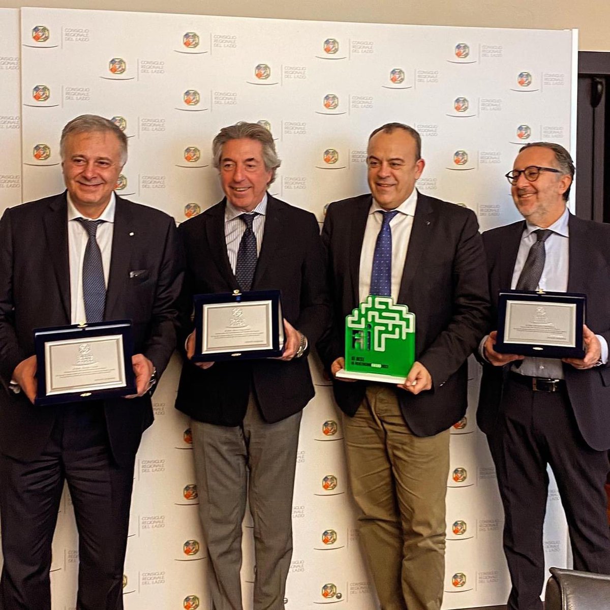 Oggi abbiamo consegnato dei riconoscimenti a medici, professori e dirigenti per il loro grande impegno nell’ambito di ricerca e innovazione. La nostra sanita è ricca di eccellenze e grandi professionisti. Grazie a tutti i medici per il lavoro quotidiano al servizio dei cittadini