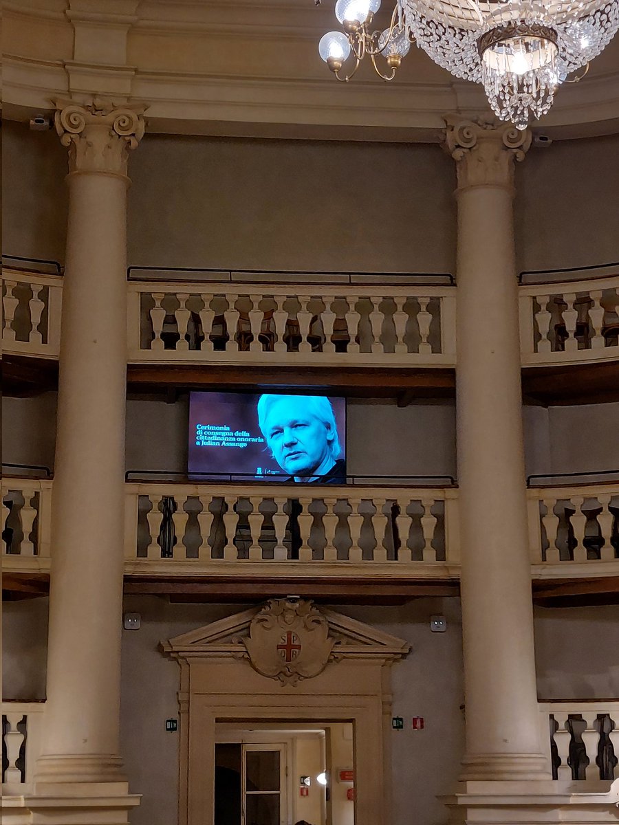 L'emozione di vedere la foto di Julian #Assange nella bellissima sala del municipio di @ComuneRE dove il sindaco @lucavecchi72 stasera assegnerà la cittadinanza onoraria a Julian #Assange, che verrà accettata dalla moglie @Stella_Assange