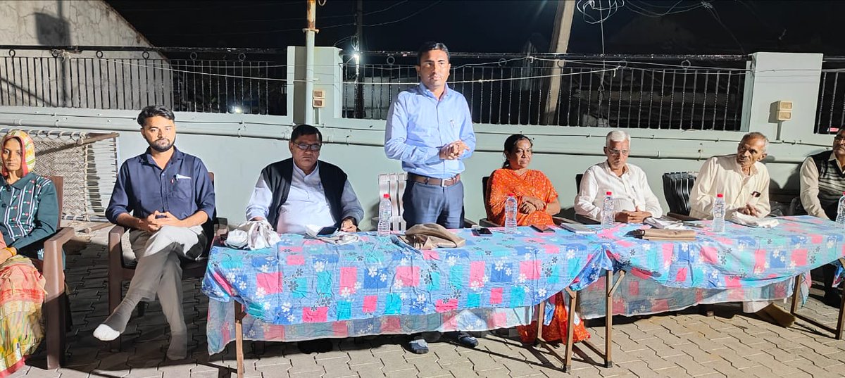 desaipareshm's tweet photo. આજ રોજ વડગામ તાલુકાના પસવાદલ ગામમાં  મે.તાલુકા વિકાસ અધિકારી સાહેબની અધ્યક્ષતામાં રાત્રી સભાનું આયોજન કરવામાં આવ્યું @VadgamTdo , @DdoBanaskantha https://t.co/2xwfhcnjr4