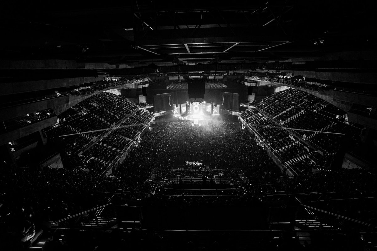 davidbisbal's tweet photo. 2023 ha sido un año inolvidable! Desde conciertos hasta premios y proyectos emocionantes, cada momento ha sido único. Gracias por su apoyo y cariño durante todo este tiempo. ¡Nos vemos en 2024 con nuevas canciones y sorpresas! 

#findefiesta @WiZinkCenter https://t.co/fbqxcVZPH1