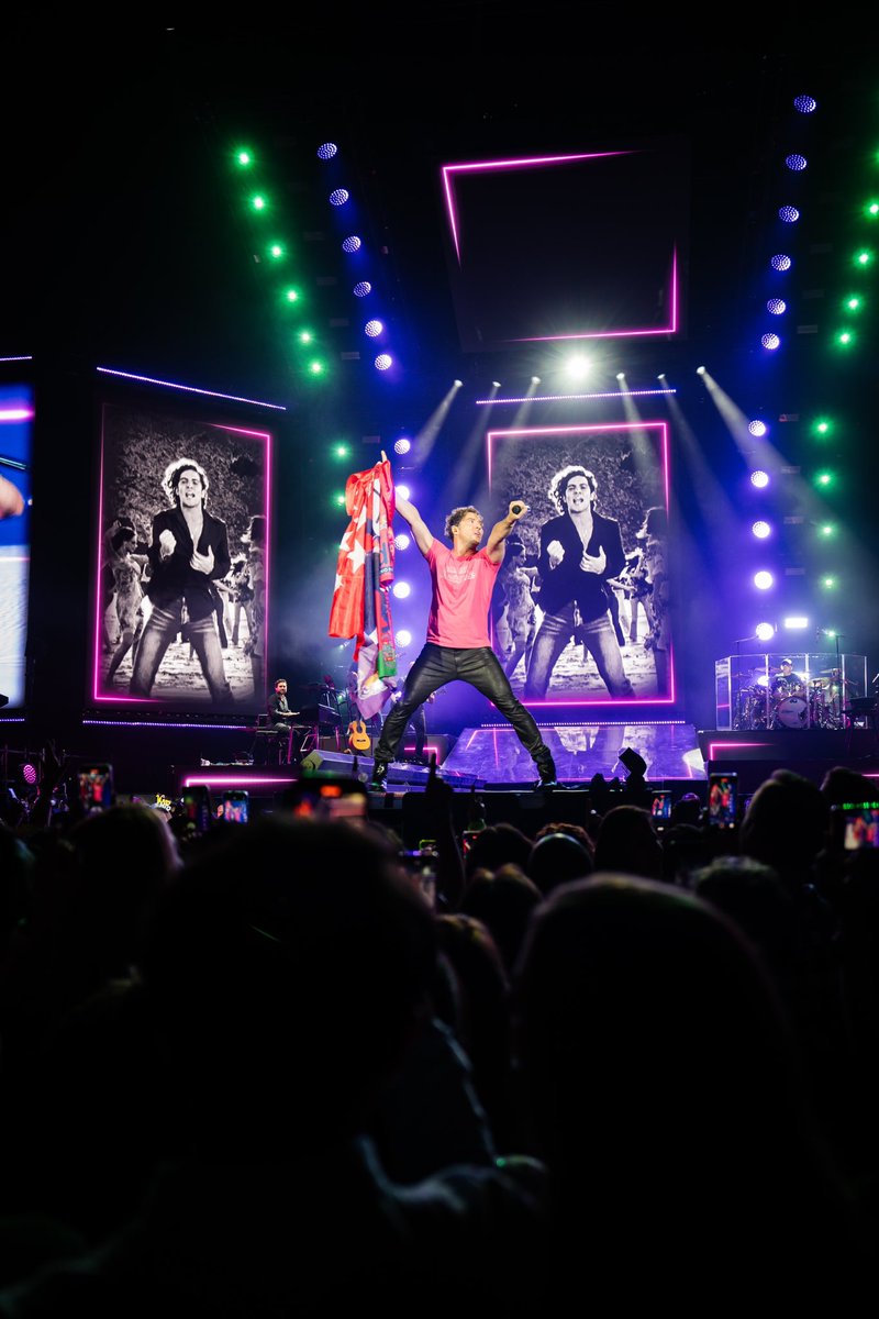 davidbisbal's tweet photo. 2023 ha sido un año inolvidable! Desde conciertos hasta premios y proyectos emocionantes, cada momento ha sido único. Gracias por su apoyo y cariño durante todo este tiempo. ¡Nos vemos en 2024 con nuevas canciones y sorpresas! 

#findefiesta @WiZinkCenter https://t.co/fbqxcVZPH1