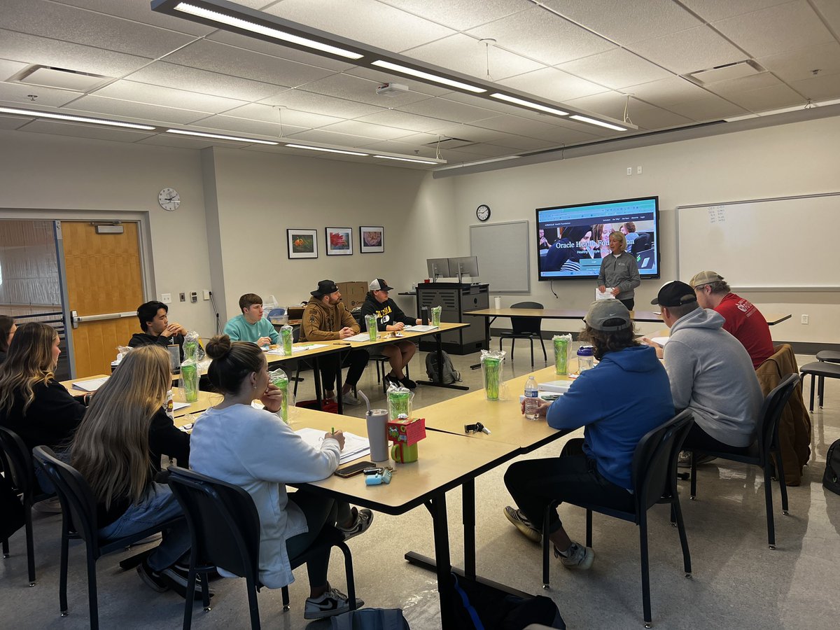 BrandyLynch's tweet photo. Huge shout out to @UCentralMO alum @LSNMerritt for coming out again this year to train @UCMPhysEd seniors on #HealtheFoundations by @OracleImpact – a free health curriculum promoting healthy choices, health careers, &amp; well-balanced lifestyles! #UCMTeachRed 🙌🎉🙌 https://t.co/pRWqGfWfBz