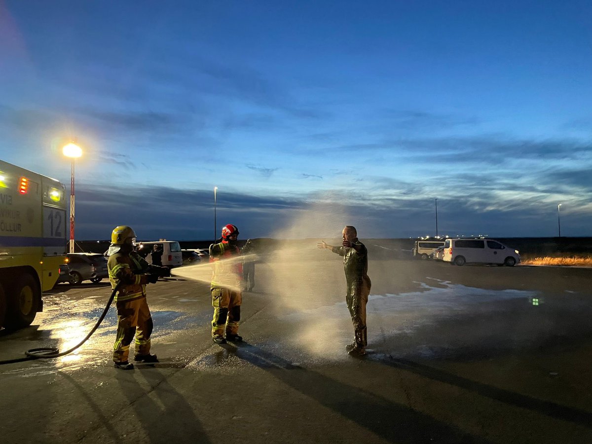 K3_GrafZeppelin's tweet photo. Ein #Flugstundenjubiläum fern der Heimat: nach einem taktischen Flug feierte der Kommandant unserer #P3C #ORION die 4.000 #Flugstunde! Glückwunsch zu dieser Leistung und weiter „always happy landing“! #Erfahrung #MFG3 https://t.co/fqEWVioVyT