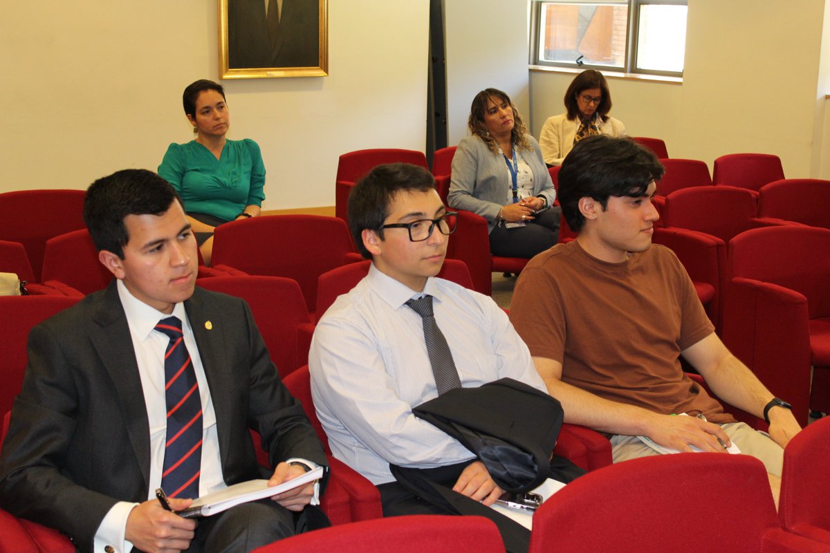 ForoConst_UC's tweet photo. 📌 #Noticia | Profesores Cecilia Rosales y Gonzalo Candia reflexionaron sobre el catálogo de derechos sociales en la propuesta de nueva #constitución

Analizaron las novedades y proyectaron los desafíos de su futura implementación.

Más información 👉 https://t.co/yPNogCUZvq https://t.co/JmMTEtfqWQ