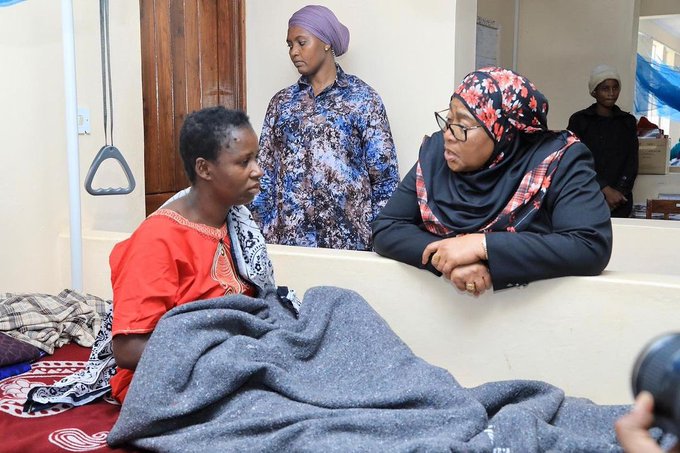 VannesserMalick's tweet photo. Mama Samia S. Hassan Leo amewatembelea Watanzania walioathirika na maporomoko ya udongo yaliotokea Hanang, Manyara.

Hakika Tanzania Ina mlezi Bora!
#PrayForHanang https://t.co/90xMktk4Qv
