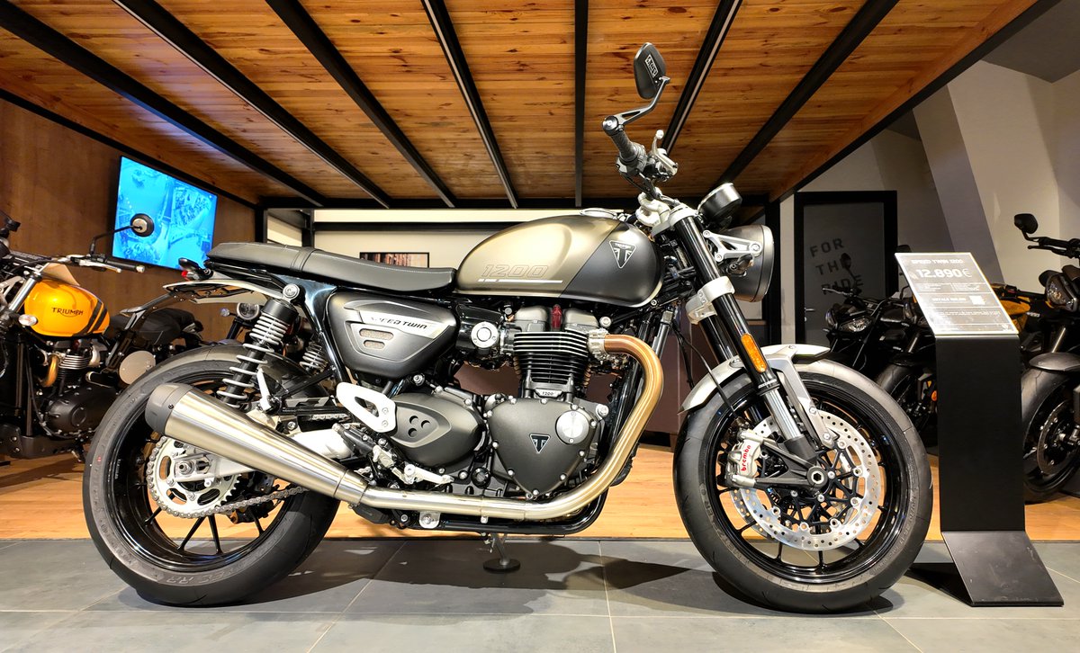 TiberiuTroia's tweet photo. La magazinul importatorului Triumph Romania a ajuns modelul Speed Twin 1200 oferit într-o nouă culoare pentru sezonul 2024.
#Triumph #TriumphRomania #TriumphSpeedTwin #SpeedTwin1200 #ForTheRide #Motoboom #PovestiCuMotoare https://t.co/WiwYzMmPok
