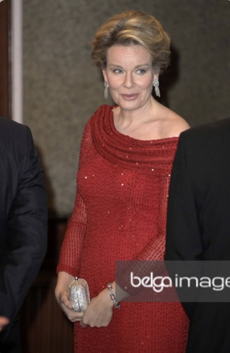 I was not able to find a better photo, but i think that Queen Mathilde wore last night a bracelet that belonged to Queen Fabiola. #queenmathilde  #mathilde