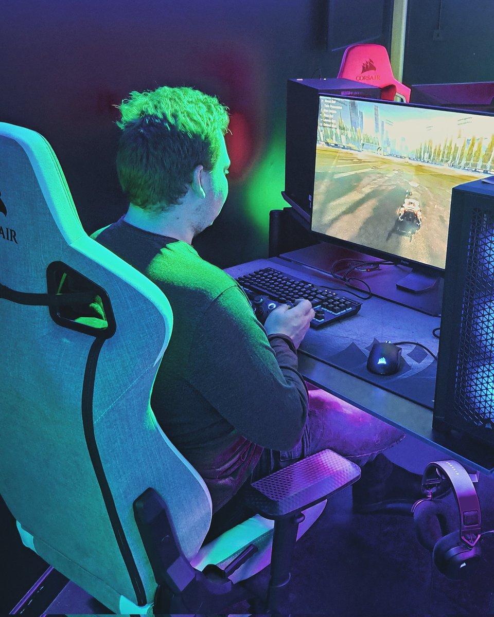 DundeeCulture's tweet photo. 🤩🏴󠁧󠁢󠁳󠁣󠁴󠁿🎮 Absolutely delighted to have visited the new Esports Studios at @dundee_angus. Thank you to Laura from the college who invited me for a tour! 

Fantastic time trying out Rocket League and learning all the exciting behind the scenes tech! #Dundee @andybfaedundee https://t.co/OR6N5uJpB2