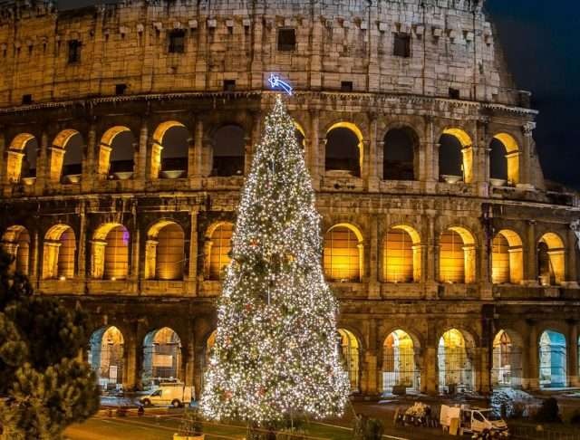 #8Dicembre segna l'inizio delle festività natalizie a #Roma, il giorno #ImmacolataConcezione  🎄✨🎉🎁  #mercatinidiNatale le case illuminate, la città  #Roma è davvero magica  #Vacanze #NataleARoma #holidayseason