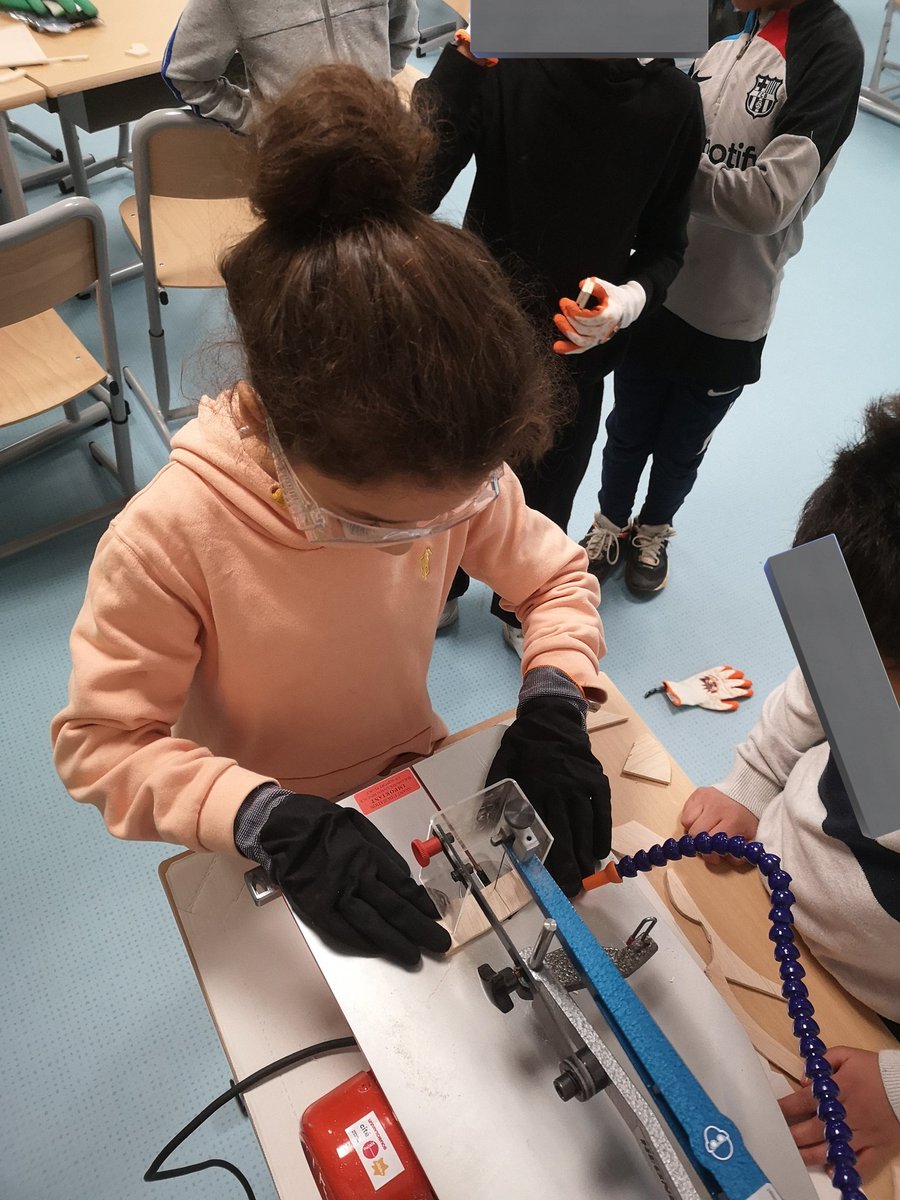 SebLanglois's tweet photo. Après avoir découvert les machines @fablabalecole les élèves de l'école Joséphine Baker @NogentsurOise commence à mettre leurs idées sur le papier.
#MakeLearnShare Un projet @universcience @canope_60 https://t.co/MRrgBk6r5t