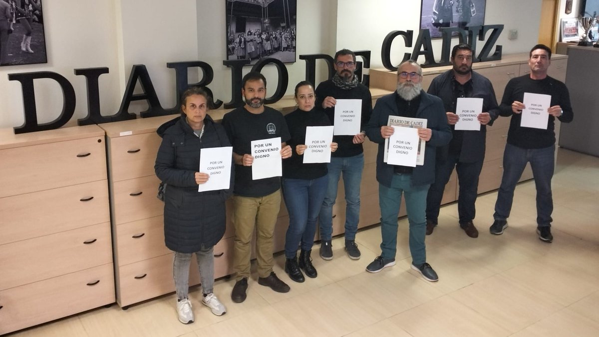Vestimos de negro este jueves, como un #Miercolesnegro más, para reivindicar desde <a href="/diariocadiz/">Diario de Cádiz</a> un convenio digno con mejoras salariales, tras años de pérdida de poder adquisitivo <a href="/ccoocadiz/">CCOO de Cádiz</a> @apcadiz <a href="/periodistacadiz/">Periodistas Cádiz</a>