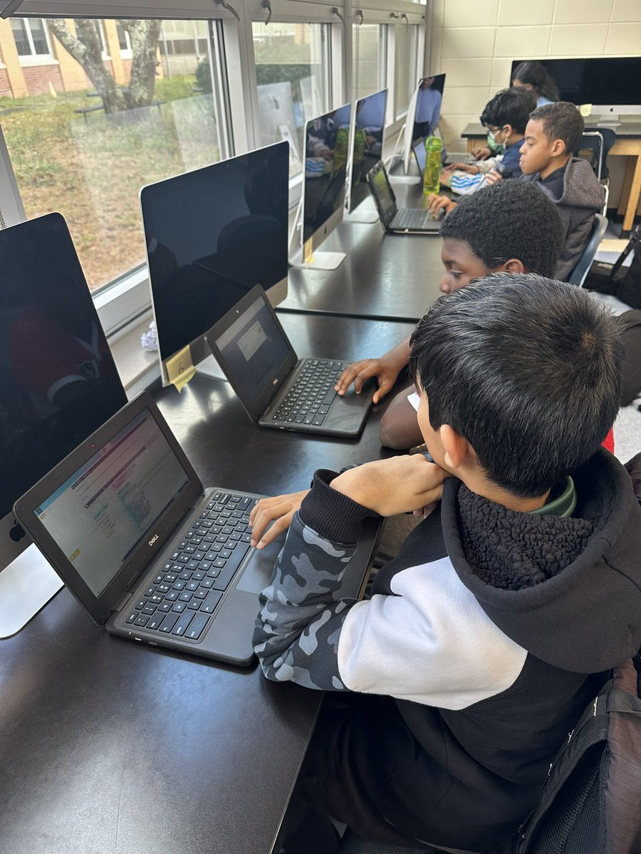InstTechFTPS's tweet image. Students in Mr V’s class working on coding projects - great way to celebrate CS Week at SGS! @SGS_FTPSchools @MrSheffrin_FTPS