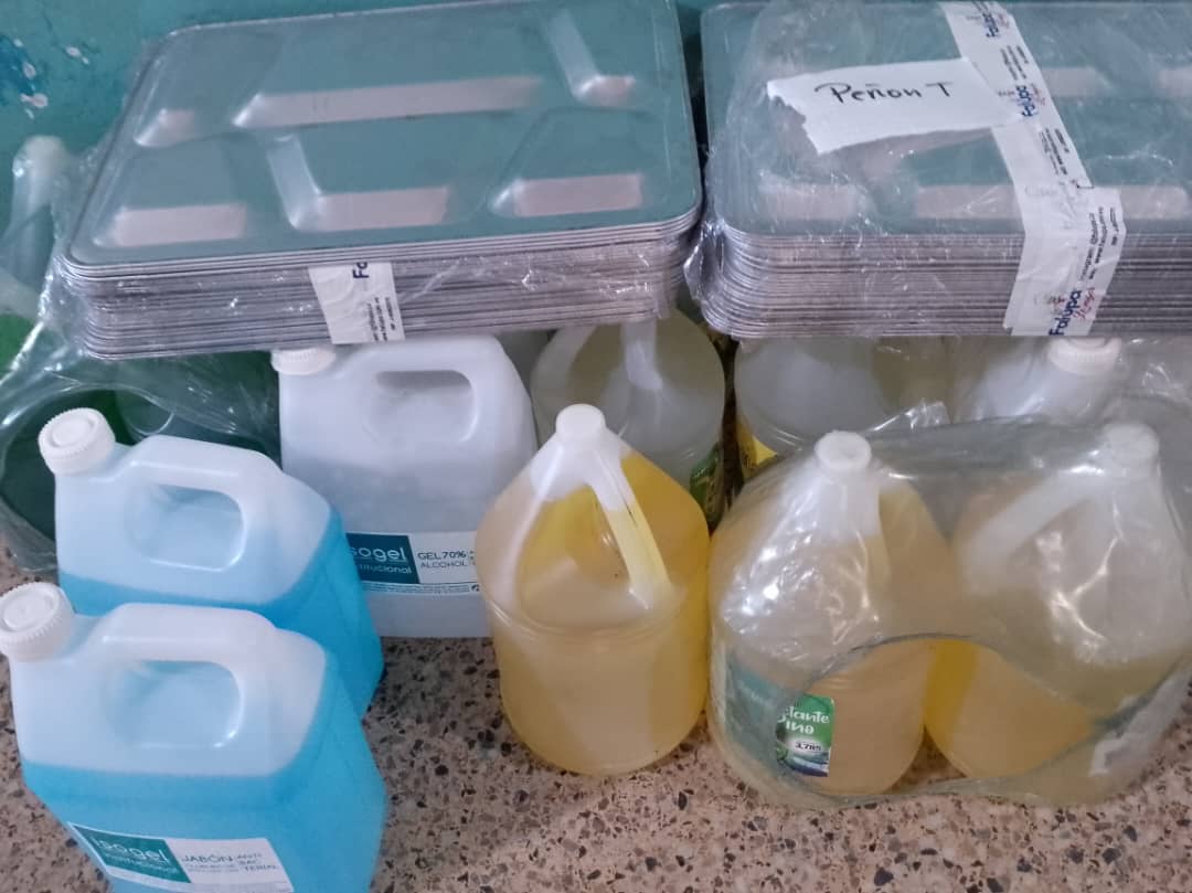 Entrega a 16 planteles del municipio Acevedo, estado Miranda, de kits de limpieza y menajes para los comedores, en convenio con los organismos multilaterales, UNICEF y Construyendo Futuro. 
#ElFuturoEsAhora
<a href="/_LaAvanzadora/">Yelitze Santaella</a>
<a href="/HectoRodriguez/">Héctor Rodríguez C.</a>