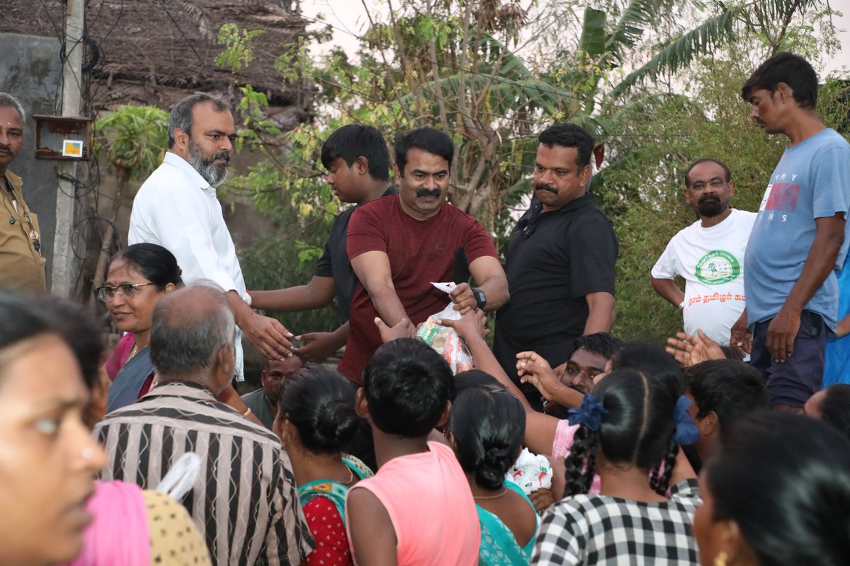 Seeman4TN's tweet photo. சென்னை பெருவெள்ளத்தால் கடுமையாக பாதிக்கப்பட்டுள்ள பகுதிகளில் ஒன்றான சோழிங்கநல்லூர் தொகுதிக்குட்பட்ட பெதேல் நகரில் கழுத்தளவு மழை வெள்ளத்தில் மூழ்கியுள்ள வீடுகளில் சிக்குண்டு உணவு, உடை, குடிநீர், அத்தியாவசிய பொருட்கள் ஏதுமின்றியும், மின்சாரம் இல்லாமல் இருளிலும், நோயை உண்டாக்கும் கொசு மற்றும் நச்சு பூச்சிகளின் அச்சுறுத்தலிலும் கடந்த நான்கு நாட்களாக கொடுந்துயரில் தவித்து வரும் ஆயிரத்திற்கும் மேற்பட்ட குடும்பங்களை படகின் உதவியுடன் இன்று 07-12- 2023 மாலை நேரில் சந்தித்து, நாம் தமிழர் கட்சி சார்பாக தற்காலிக துயர் துடைப்பு உதவியாக அரிசி, பருப்பு, எண்ணெய், சமையல் மசாலா பொருட்கள், குடிநீர் போத்தல்கள், பிஸ்கட்கள் ஆகியவை அடங்கிய சிறு தொகுப்பை வழங்கி, ஆறுதல் கூறினோம். 

https://t.co/ArVraBoYa0

பெருவெள்ளப் பேரழிவில் இருந்து நம் மக்கள் மீண்டுவர, தாய்த்தமிழ் உறவுகள் அனைவரும் ஓடோடி வந்து உதவிடுவோம்!