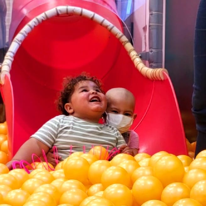 EspanaServier's tweet photo. Los empleados de @EspanaServier estamos recaudando fondos para renovar la @CasaRonaldMAD de la @FundacionRonald, un lugar para las familias que se trasladan a Madrid por el tratamiento de un hijo enfermo.

👩‍👩‍👧‍👧 Si participas, podrías ganar una cesta Gourmet en el sorteo del 15 de diciembre.

¿Te animas a colaborar? Dona aquí ⬇️
https://t.co/6qV7sTHWiu